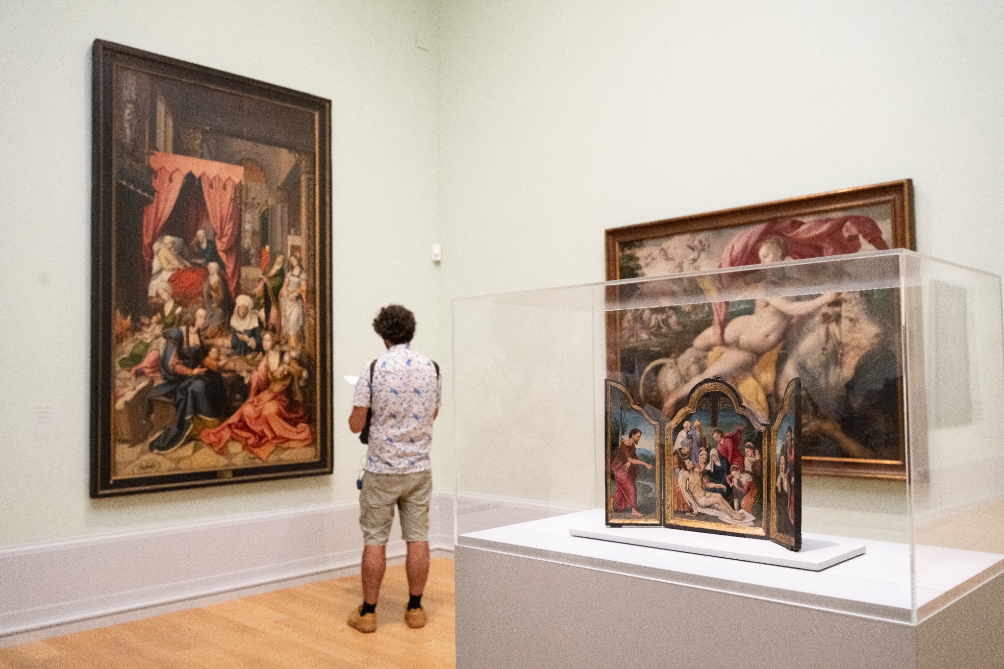 Visitante contemplando obras de arte en el Museo de Bellas Artes